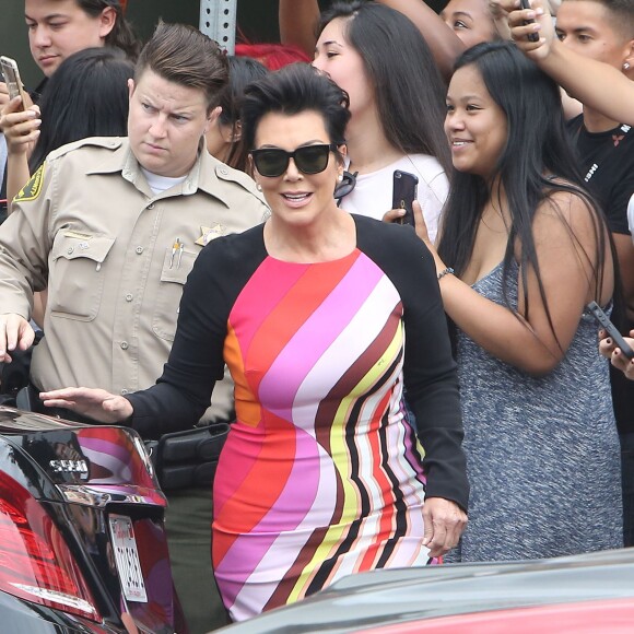 Kris Jenner - Kim Kardashian enceinte signe des exemplaires de son livre "Selfish" dans la boutique DASH à Beverly Hills, le 6 août 2015. 