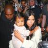 Kim Kardashian et sa fille North à l'aéroport de Los Angeles avec Kanye West, le 13 août 2015