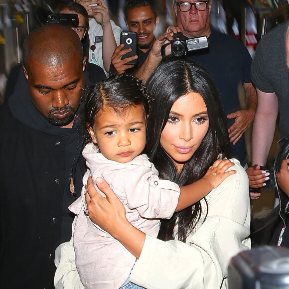 Kim Kardashian et sa fille North à l'aéroport de Los Angeles avec Kanye West, le 13 août 2015