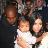 Kim Kardashian et sa fille North à l'aéroport de Los Angeles avec Kanye West, le 13 août 2015