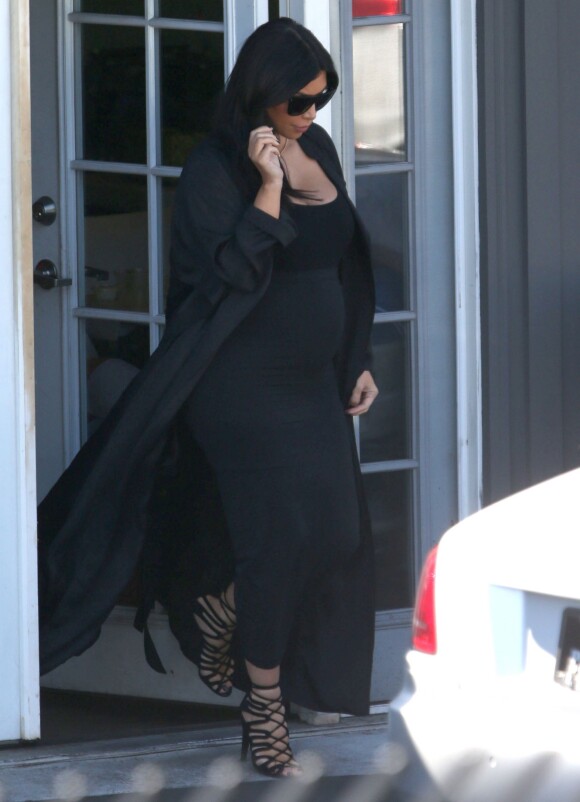 Kim Kardashian enceinte - Les soeurs Kardashian se rendent dans un studio à Los Angeles, le 11 août 2015.