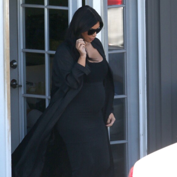 Kim Kardashian enceinte - Les soeurs Kardashian se rendent dans un studio à Los Angeles, le 11 août 2015.