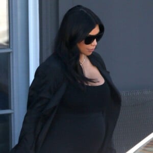 Kim Kardashian enceinte - Les soeurs Kardashian se rendent dans un studio à Los Angeles, le 11 août 2015.  