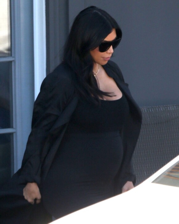 Kim Kardashian enceinte - Les soeurs Kardashian se rendent dans un studio à Los Angeles, le 11 août 2015.  
