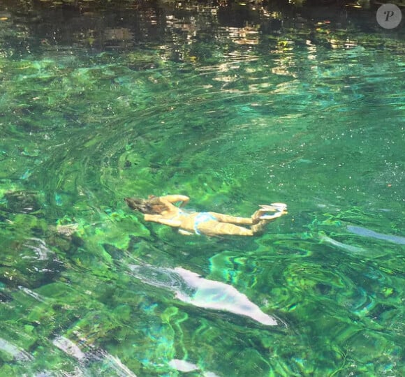 Jessica Alba se baigne dans un cenote