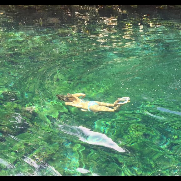 Jessica Alba se baigne dans un cenote