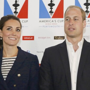 Kate Middleton, duchesse de Cambridge, et le prince William, duc de Cambridge, lors de la remise des prix de l'America's Cup World Series à Portsmouth le 26 juillet 2015