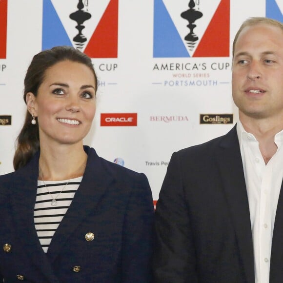 Kate Middleton, duchesse de Cambridge, et le prince William, duc de Cambridge, lors de la remise des prix de l'America's Cup World Series à Portsmouth le 26 juillet 2015