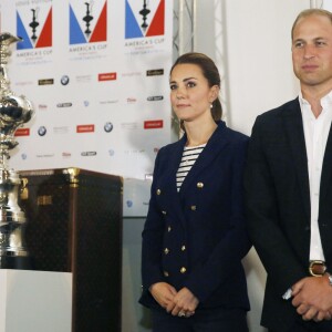 Kate Middleton, duchesse de Cambridge, et le prince William, duc de Cambridge, lors de la remise des prix de l'America's Cup World Series à Portsmouth le 26 juillet 2015