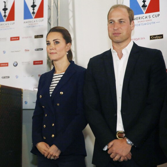 Kate Middleton, duchesse de Cambridge, et le prince William, duc de Cambridge, lors de la remise des prix de l'America's Cup World Series à Portsmouth le 26 juillet 2015