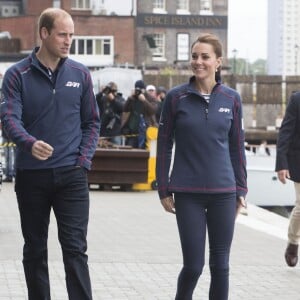 Kate Middleton, duchesse de Cambridge, et le prince William, duc de Cambridge, lors de la remise des prix de l'America's Cup World Series à Portsmouth le 26 juillet 2015