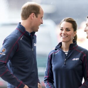 Kate Middleton, duchesse de Cambridge, et le prince William, duc de Cambridge, lors de la remise des prix de l'America's Cup World Series à Portsmouth le 26 juillet 2015