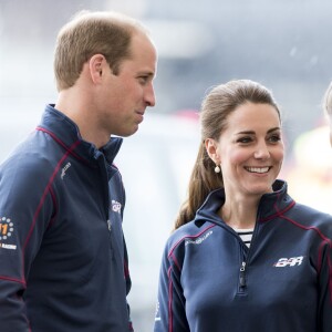 Kate Middleton, duchesse de Cambridge, et le prince William, duc de Cambridge, lors de la remise des prix de l'America's Cup World Series à Portsmouth le 26 juillet 2015