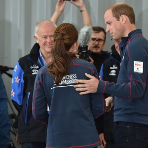 Kate Middleton, duchesse de Cambridge, et le prince William, duc de Cambridge, lors de la remise des prix de l'America's Cup World Series à Portsmouth le 26 juillet 2015