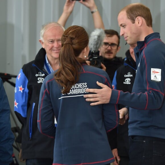 Kate Middleton, duchesse de Cambridge, et le prince William, duc de Cambridge, lors de la remise des prix de l'America's Cup World Series à Portsmouth le 26 juillet 2015