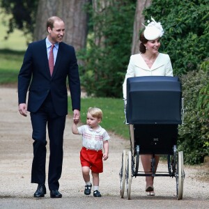 Kate Middleton et le prince William avec leur fils le prince George et leur fille la princesse Charlotte de Cambridge lors du baptême de cette dernière à Sandringham le 5 juillet 2015