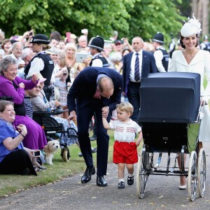 Kate Middleton et le prince William avec leur fils le prince George et leur fille la princesse Charlotte de Cambridge lors du baptême de cette dernière à Sandringham le 5 juillet 2015