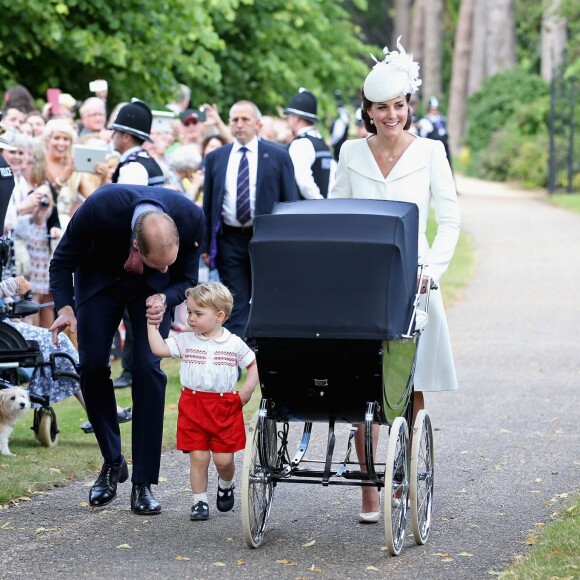 Kate Middleton et le prince William avec leur fils le prince George et leur fille la princesse Charlotte de Cambridge lors du baptême de cette dernière à Sandringham le 5 juillet 2015