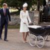 Kate Middleton et le prince William avec leur fils le prince George et leur fille la princesse Charlotte de Cambridge lors du baptême de cette dernière à Sandringham le 5 juillet 2015