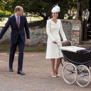 Kate Middleton et le prince William avec leur fils le prince George et leur fille la princesse Charlotte de Cambridge lors du baptême de cette dernière à Sandringham le 5 juillet 2015