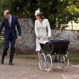 Kate Middleton et le prince William avec leur fils le prince George et leur fille la princesse Charlotte de Cambridge lors du baptême de cette dernière à Sandringham le 5 juillet 2015