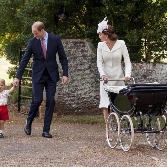 Kate Middleton et le prince William avec leur fils le prince George et leur fille la princesse Charlotte de Cambridge lors du baptême de cette dernière à Sandringham le 5 juillet 2015