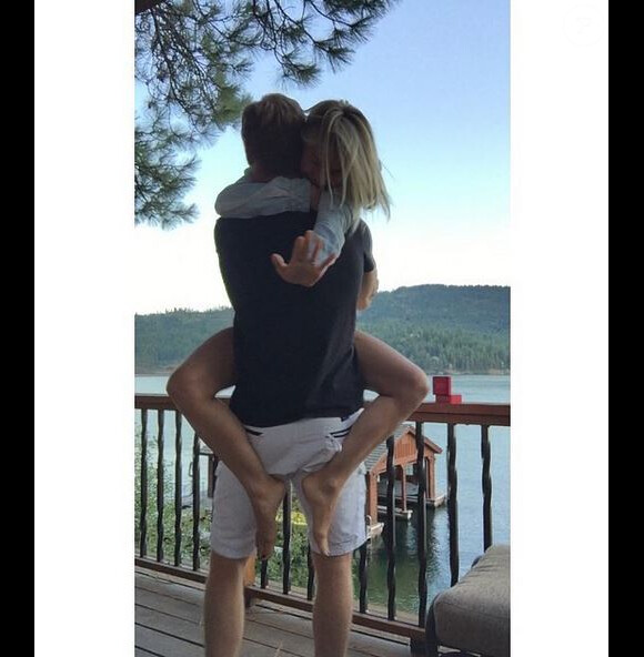 Julianne Hough et son fiancé Brooks, sur Instagram. Le 18 août 2015
