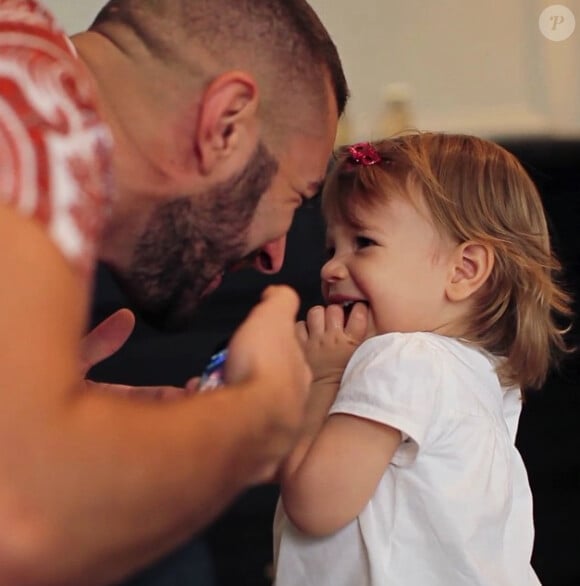Karim Benzema fait découvrir à sa fille Mélia (1 an) un titre de Julien Doré - 11 août 2015