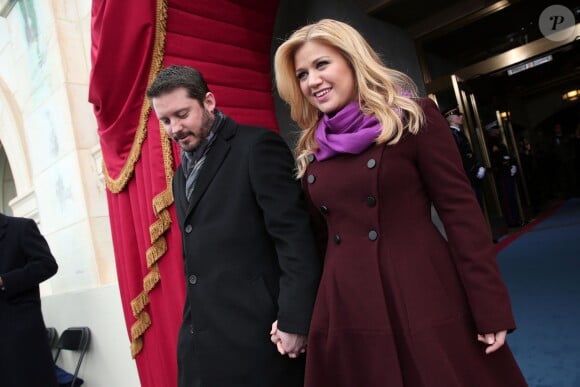Kelly Clarkson et son compagnon Brandon Blackstock à l'investiture du président Obama en janvier 2013. La chanteuse a annoncé sur scène à Los Angeles en août 2015 être enceinte de son deuxième enfant.