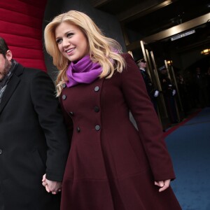 Kelly Clarkson et son compagnon Brandon Blackstock à l'investiture du président Obama en janvier 2013. La chanteuse a annoncé sur scène à Los Angeles en août 2015 être enceinte de son deuxième enfant.