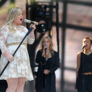 Kelly Clarkson lors du Summertime Ball de Capital FM à Wembley, à Londres, le 6 juin 2015. La chanteuse a annoncé sur scène à Los Angeles en août 2015 être enceinte de son deuxième enfant.