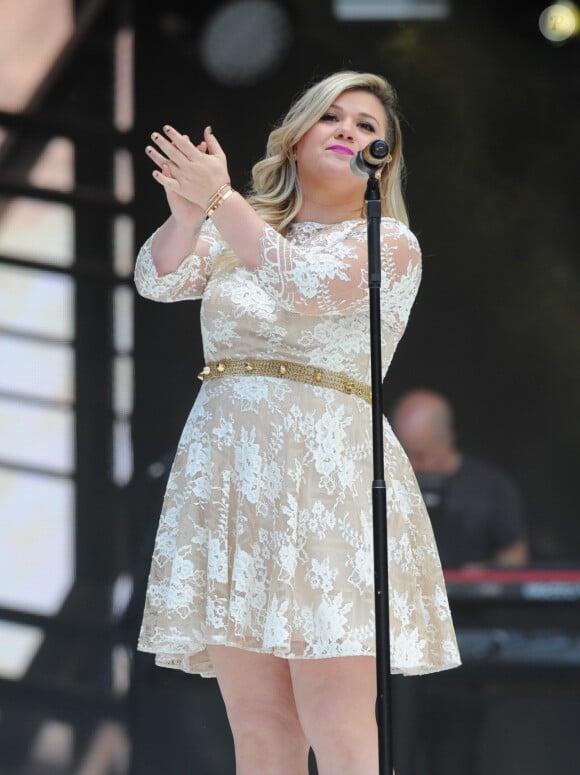 Kelly Clarkson lors du Summertime Ball de Capital FM à Wembley, à Londres, le 6 juin 2015. La chanteuse a annoncé sur scène à Los Angeles en août 2015 être enceinte de son deuxième enfant.