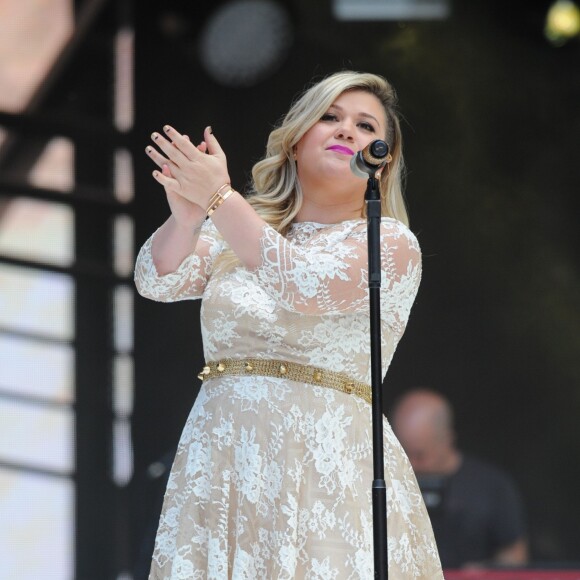 Kelly Clarkson lors du Summertime Ball de Capital FM à Wembley, à Londres, le 6 juin 2015. La chanteuse a annoncé sur scène à Los Angeles en août 2015 être enceinte de son deuxième enfant.