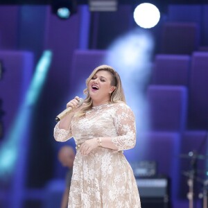 Kelly Clarkson lors du Summertime Ball de Capital FM à Wembley, à Londres, le 6 juin 2015. La chanteuse a annoncé sur scène à Los Angeles en août 2015 être enceinte de son deuxième enfant.