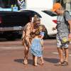 Elsa Pataky emmène ses enfants Tristan, Sasha et India au parc à Malibu, le 19 août 2014. Elle est accompagnée de son père.