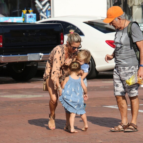 Elsa Pataky emmène ses enfants Tristan, Sasha et India au parc à Malibu, le 19 août 2014. Elle est accompagnée de son père.