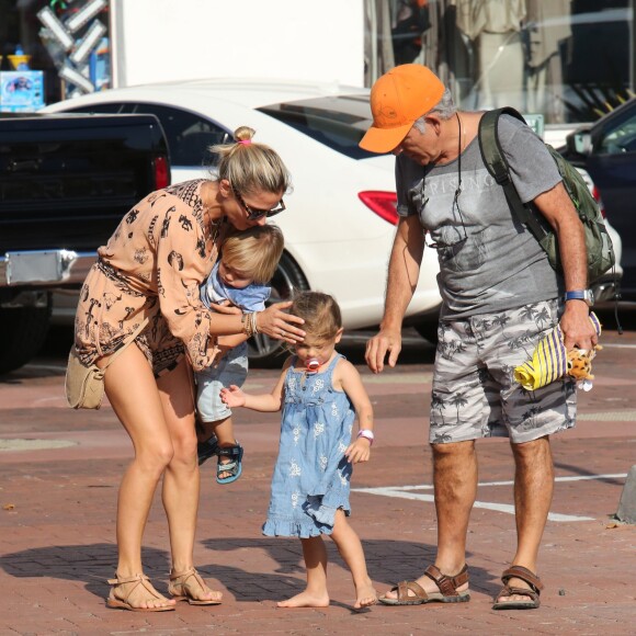 Elsa Pataky emmène ses enfants Tristan, Sasha et India au parc à Malibu, le 19 août 2014. Elle est accompagnée de son père.