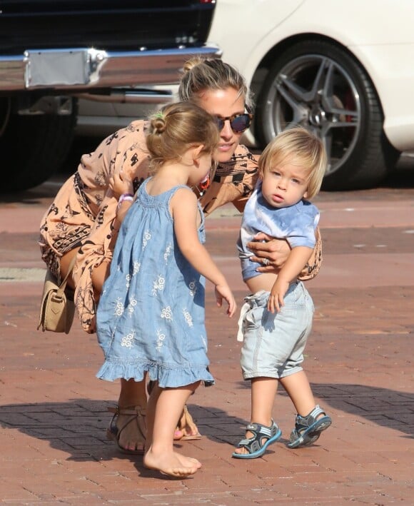 Elsa Pataky avec ses enfants Tristan, Sasha et India à Malibu, le 19 août 2014.