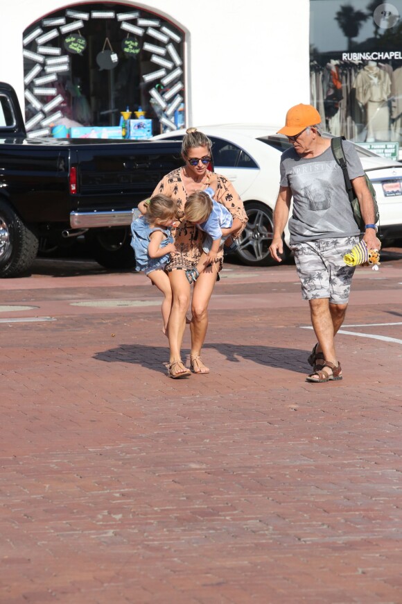 Elsa Pataky emmène ses enfants Tristan, Sasha et India au parc à Malibu, le 19 août 2014. Elle est accompagnée de son père.