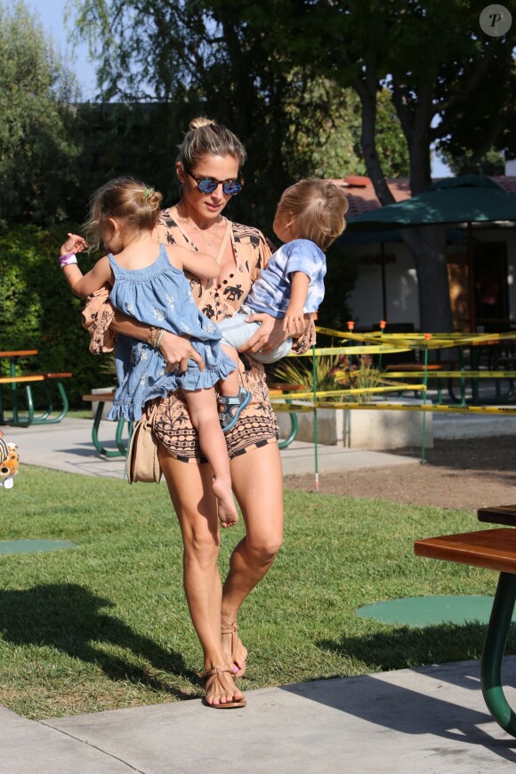 Elsa Pataky emmène ses enfants Tristan, Sasha et India au parc à Malibu, le 19 août 2014.