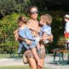 Elsa Pataky emmène ses enfants Tristan, Sasha et India au parc à Malibu, le 19 août 2014.