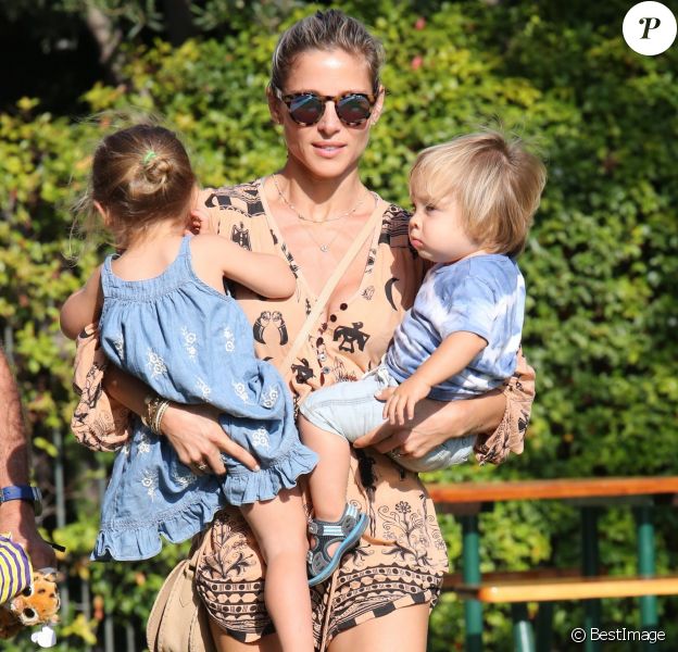 Elsa Pataky emmène ses enfants Tristan, Sasha et India au parc à Malibu, le 19 août 2014.