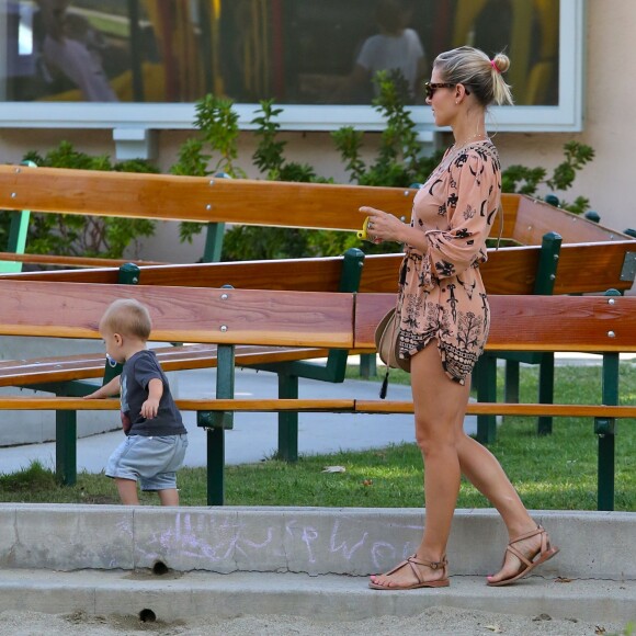 Elsa Pataky emmène ses enfants Tristan, Sasha et India au parc à Malibu, le 19 août 2014.