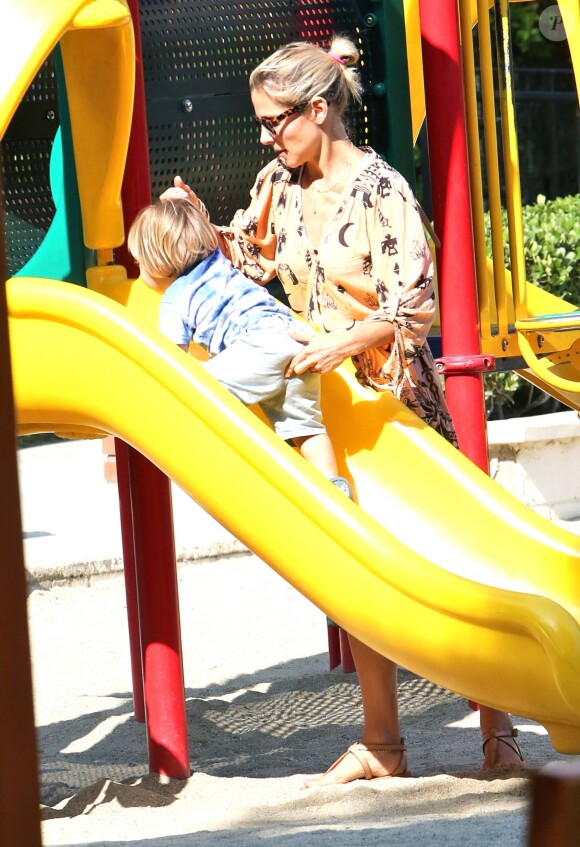 Elsa Pataky emmène ses enfants Tristan, Sasha et India au parc à Malibu, le 19 août 2014.