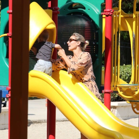 Elsa Pataky emmène ses enfants Tristan, Sasha et India au parc à Malibu, le 19 août 2014.