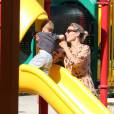  Elsa Pataky joue avec ses enfants Tristan, Sasha et India au parc &agrave; Malibu, le 19 ao&ucirc;t 2014. 
