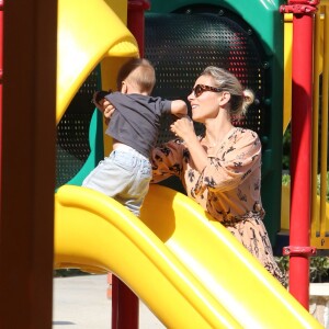 Elsa Pataky joue avec ses enfants Tristan, Sasha et India au parc à Malibu, le 19 août 2014.