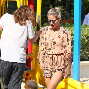 Elsa Pataky emmène ses enfants Tristan, Sasha et India au parc à Malibu, le 19 août 2014.
