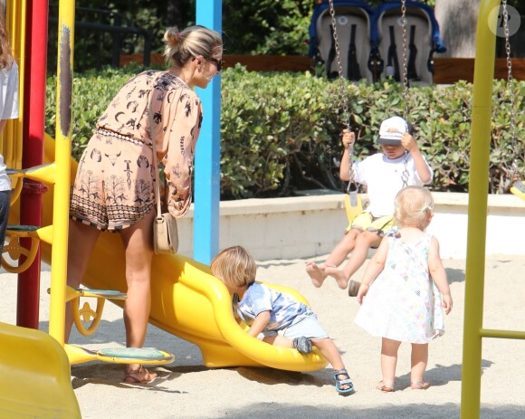 Elsa Pataky emmène ses enfants Tristan, Sasha et India au parc à Malibu, le 19 août 2014.