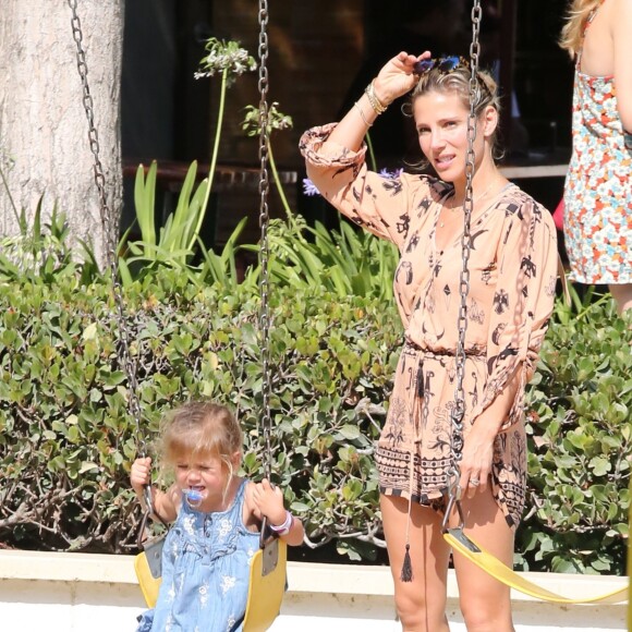 Elsa Pataky emmène ses enfants Tristan, Sasha et India au parc à Malibu, le 19 août 2014.